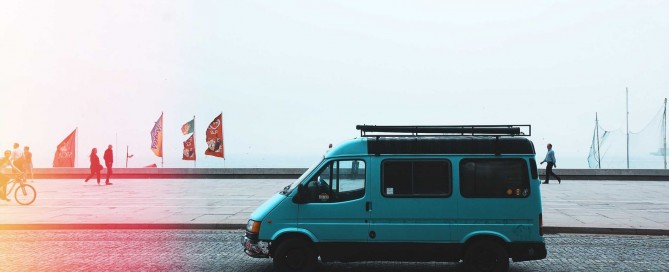 Minibus an der Strandpromenade in Portugal