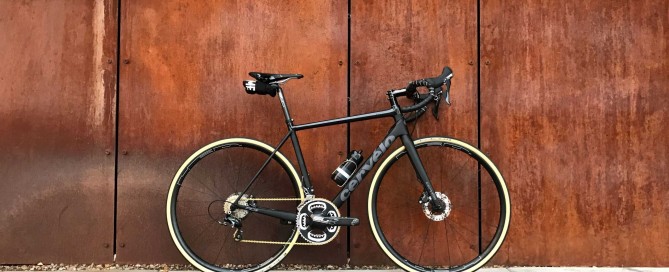 Schönes Rennrad vor einer dunkelbraunen Holzwand
