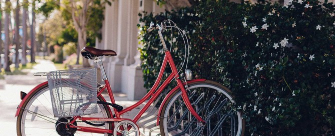 Rotes Fahrrad am Fahrradständer