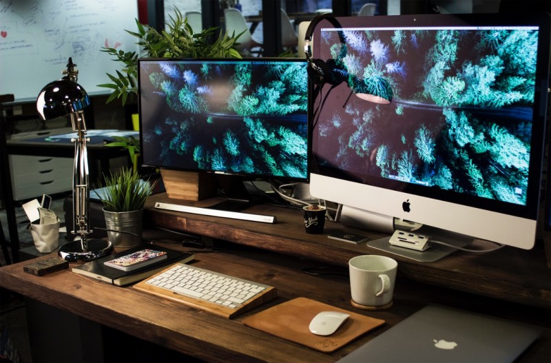 Schreibtisch mit 2 Bildschirmen
