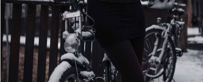 Fahrrad fahren im Winter: Was solltest Du beachten: Schneebedecktes Fahrrad steht an einem Geländer.